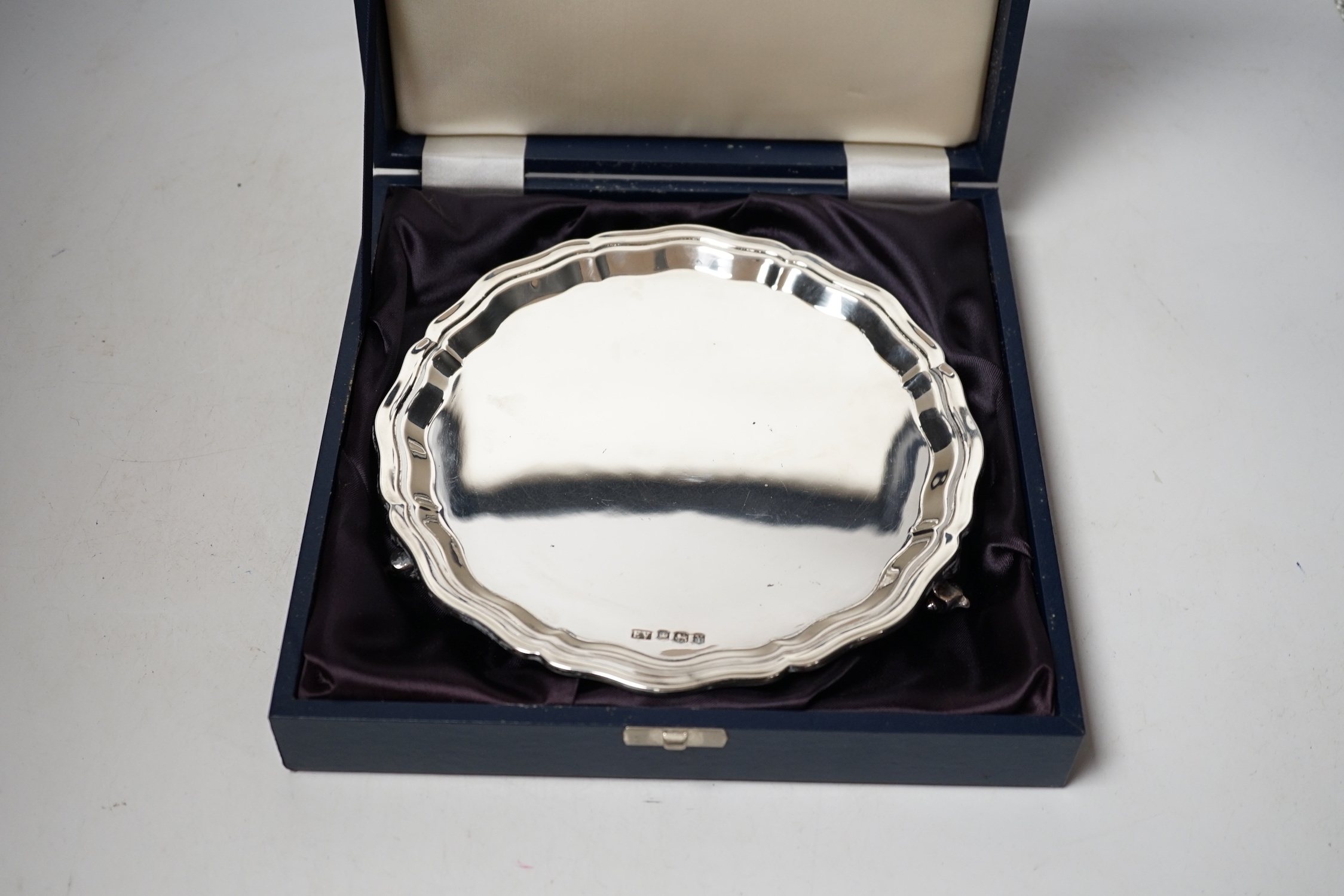 An Elizabeth II cased silver small salver, Viners Ltd, 1966, 20.3cm, 9.2oz.